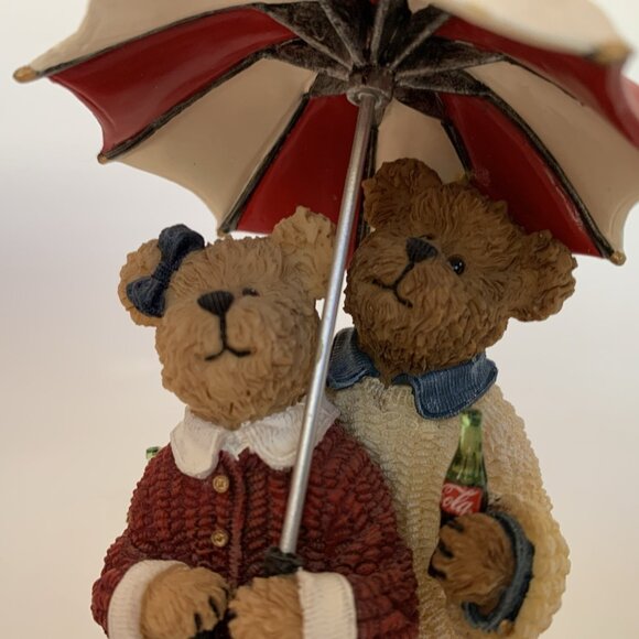 Coca Cola Boyds Bears Figurine Rainy Days Sunny Hearts Patricia Kenneth 2006 Vtg - Picture 3 of 16